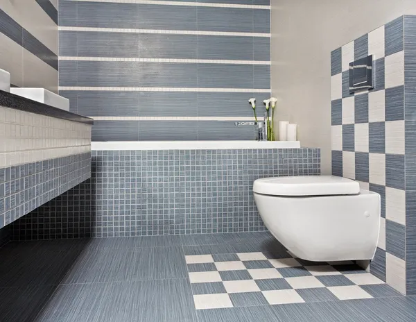 Banheiro moderno com banheiro e mosaico — Fotografia de Stock