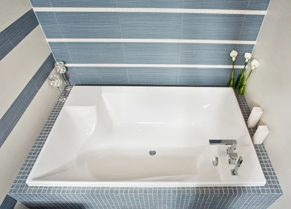 Современная ванная комната в синих и серых тонах — стоковое фото