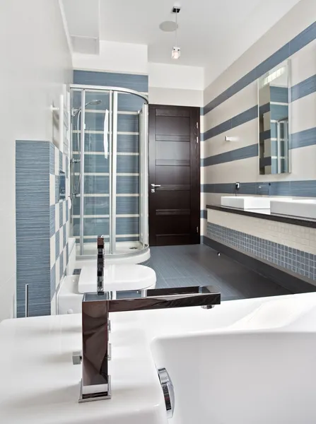 在蓝色和灰色色调现代浴室 — 图库照片