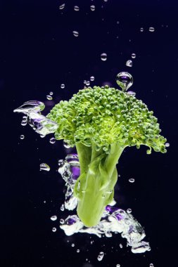 suya düşen yeşil brokoli