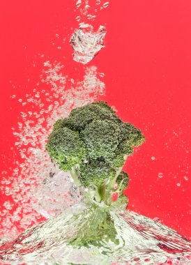suya düşen kırmızı yeşil brokoli
