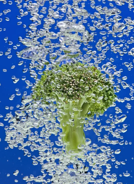 Brokoli hijau jatuh ke dalam air — Stok Foto