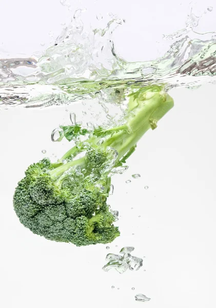 Brokoli hijau jatuh ke dalam air — Stok Foto