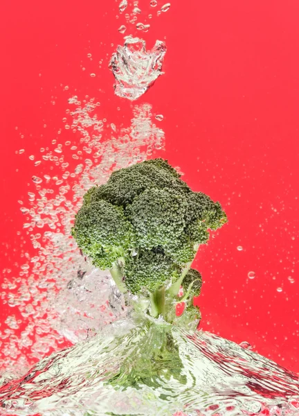 赤水に落ちる緑のブロッコリー — ストック写真