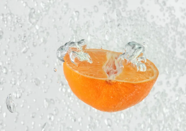 Suya düşen turuncu (mandarin) — Stok fotoğraf