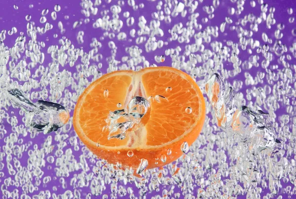 Naranja (mandarina) flotando en el agua — Foto de Stock