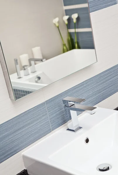 现代浴室在蓝色和灰色的一部分 — 图库照片