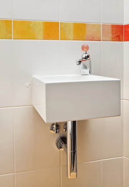 Moderner Waschtisch mit ungewöhnlichem Wasserhahn — Stockfoto