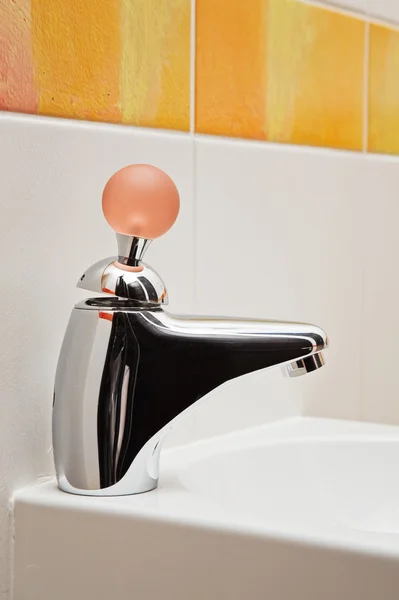 Lavabo moderno con rubinetto insolito — Foto Stock