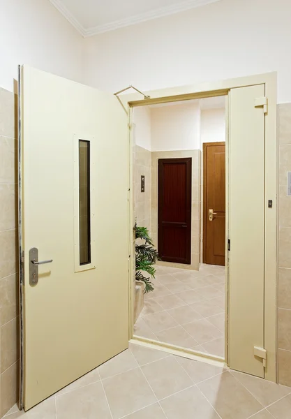 Moderno salone interno con porta aperta — Foto Stock