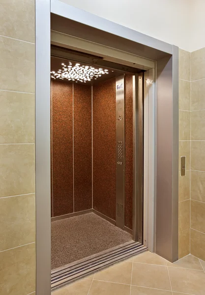 Ascenseur passager avec porte ouverte — Photo