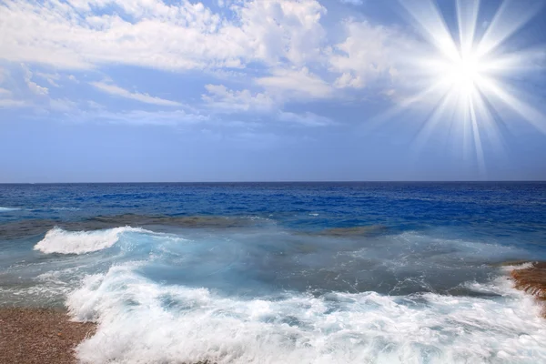 Paesaggio marino con onde e sole — Foto Stock