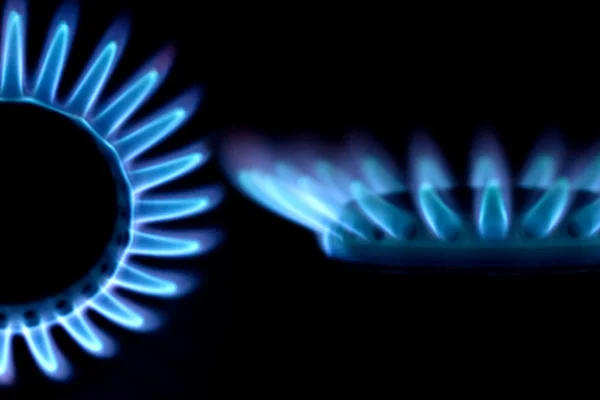 Голубой огонь газовой плиты — стоковое фото
