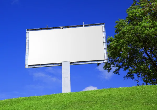 Prázdné billboard proti krásné země — Stock fotografie