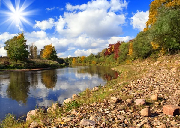 Jesień krajobraz z rzeką i drewna — Zdjęcie stockowe