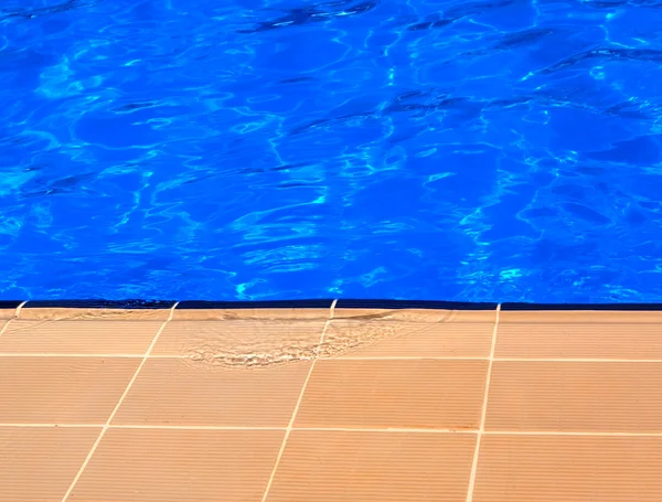 Swimming pool with a side in hotel — Stock Photo, Image