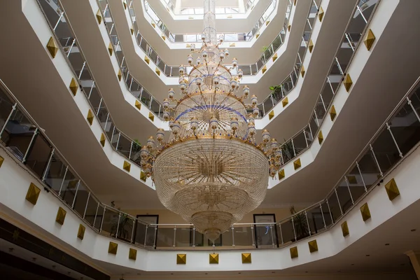 O grande lustre no hotel na Turquia — Fotografia de Stock