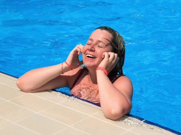 De gelukkig jong meisje in een zwembad — Stockfoto