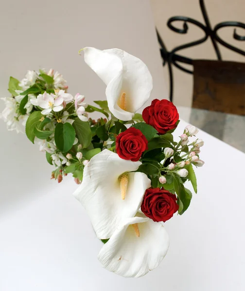 Роза и калла на белом фоне — стоковое фото