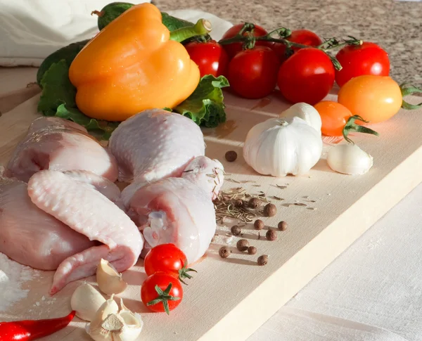 Still-life with the chicken, tomatoes an — Stock Photo, Image