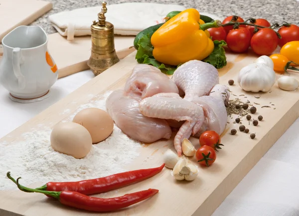 Bodegón con el pollo, tomates y —  Fotos de Stock