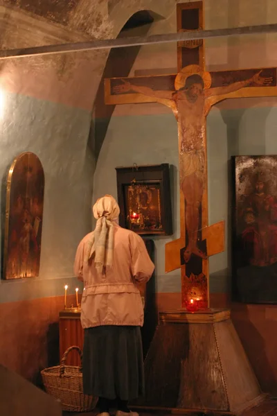 Priez Dieu au crucifix dans l'église — Photo