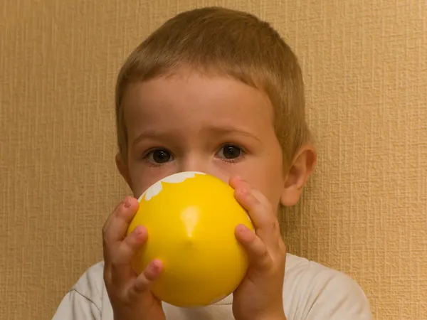 Dítě hustí balónek — Stock fotografie