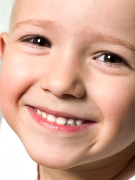 Маленький ребенок улыбается — стоковое фото