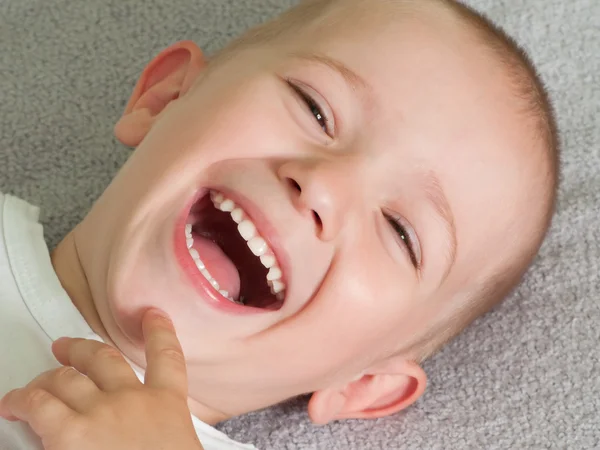 Lilla barnet ler — Stockfoto