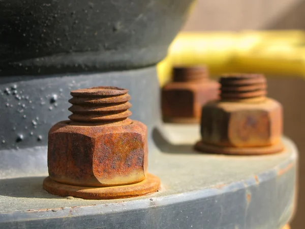 Старая ржавая металлическая гайка на железном клапане — стоковое фото
