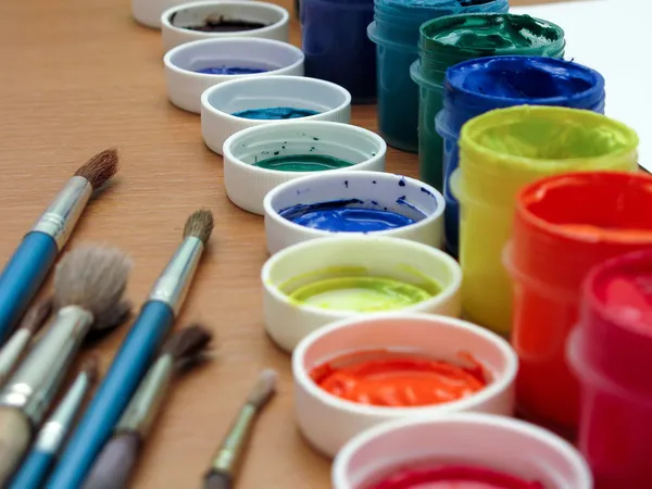 Pincéis e tintas na mesa — Fotografia de Stock