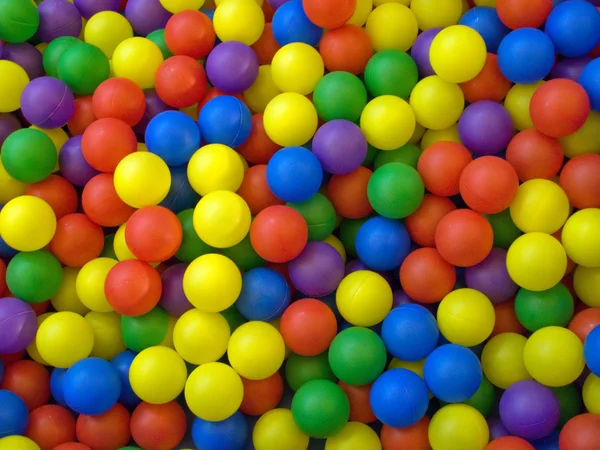 Azul, verde, vermelho, bola desportiva amarela — Fotografia de Stock