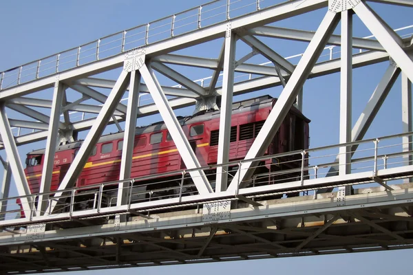 Treno camion e ponte ferroviario — Foto Stock