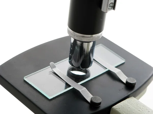 Al microscopio in laboratorio — Foto Stock