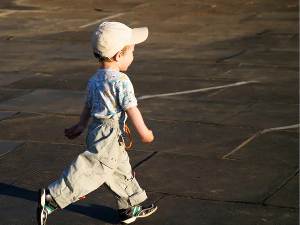 Pequena criança correndo — Fotografia de Stock