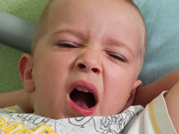 Дитина позіхання — стокове фото