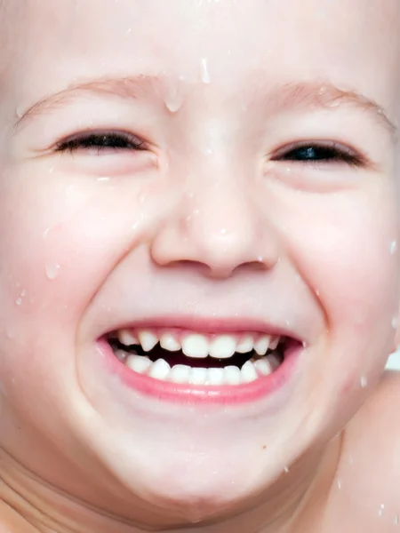 Pequeño niño sonriendo — Foto de Stock