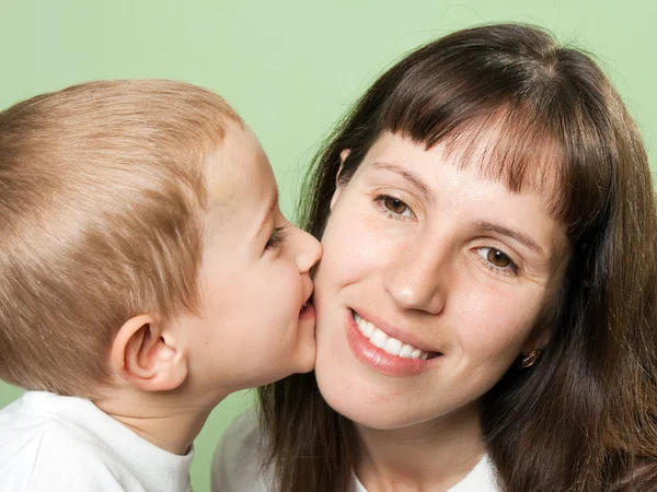 Kind küsst Mutter — Stockfoto