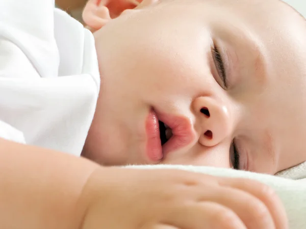 Małe dziecko śpi — Zdjęcie stockowe
