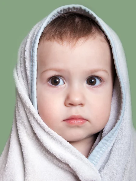Ребёнок в полотенце — стоковое фото