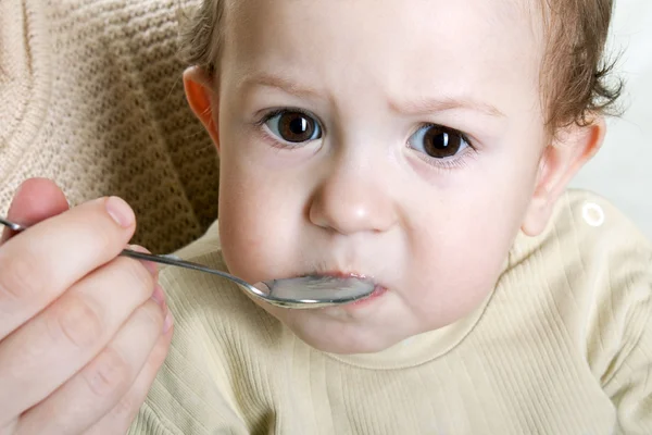 Nutrire bambino — Foto Stock