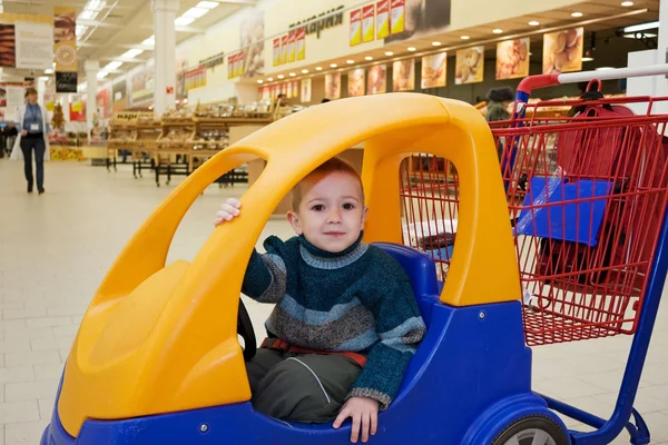 Criança no carrinho de compras — Fotografia de Stock