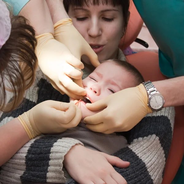 Ребенок у стоматолога — стоковое фото