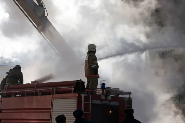 Pemadam kebakaran terbakar — Stok Foto