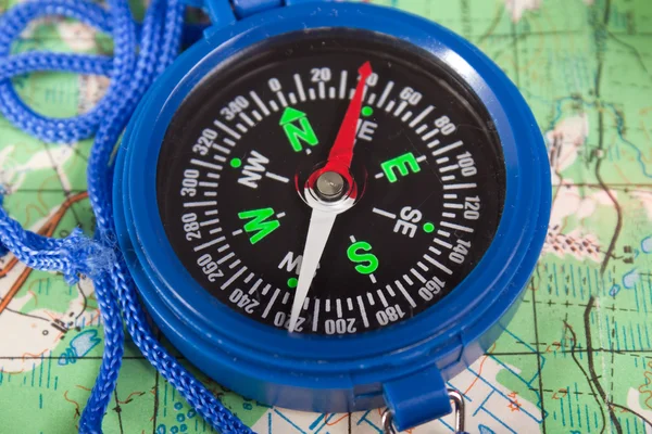 Kompas i mapę — Zdjęcie stockowe