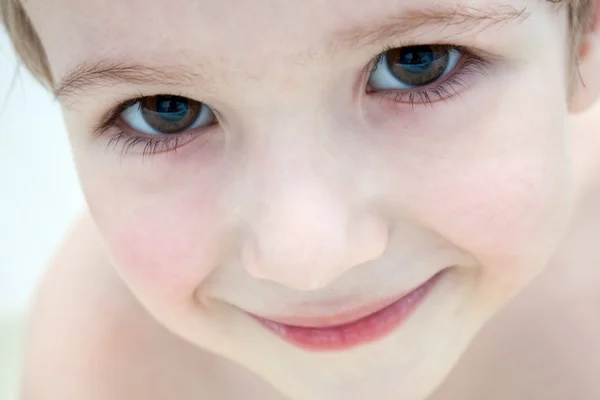 Kis gyermek mosolyogva — Stock Fotó