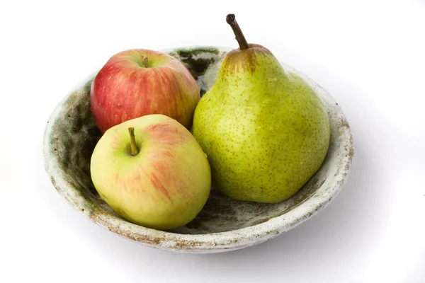 Manzanas y pera en el plato —  Fotos de Stock