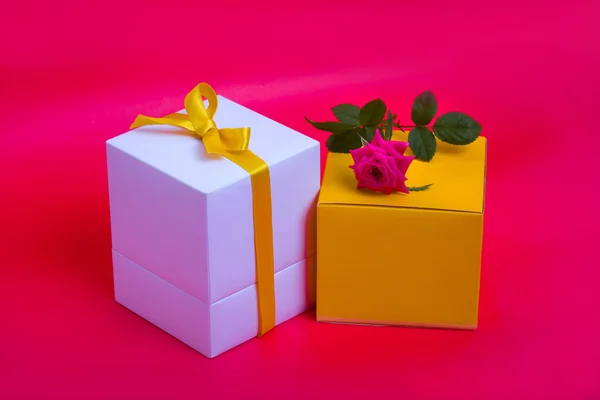 Cajas de regalo blancas y amarillas —  Fotos de Stock
