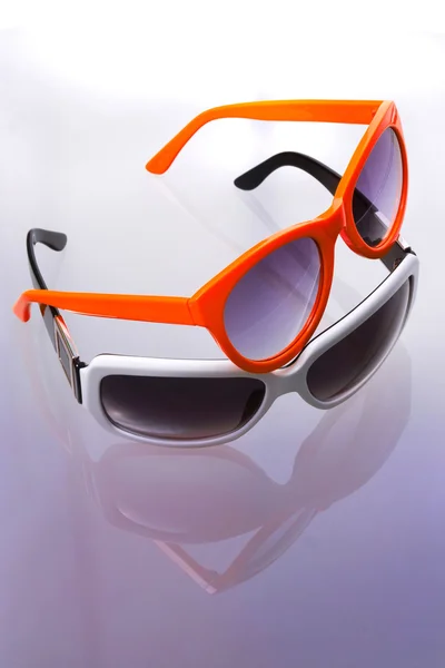 Dvě sluneční brýle — Stock fotografie