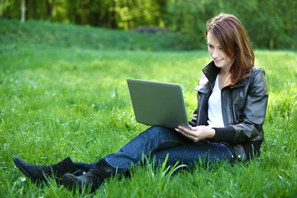 Student with notebook outdoor — Stock Photo, Image